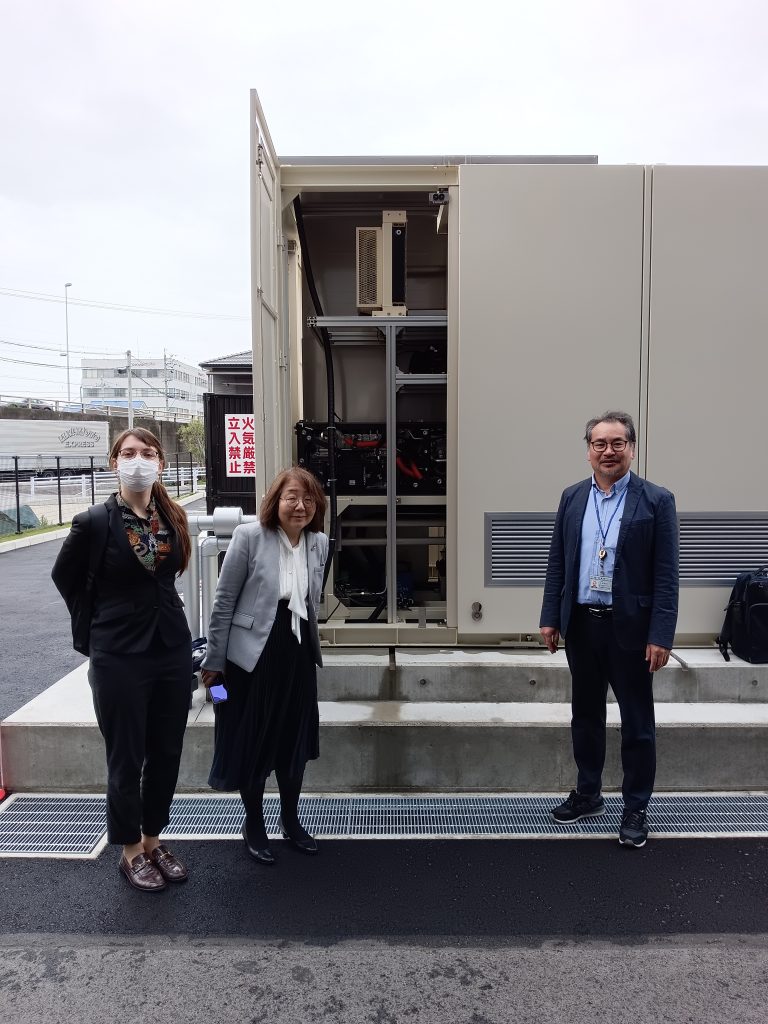 Photo 1.  A mini hydrogen power plant, using the company's pure hydrogen fuel cell system.


写真１　同社の純水素燃料電池装置を用いた「ミニ水素発電プラント」