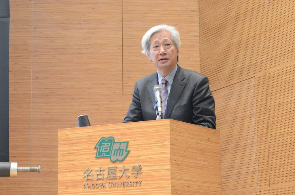 Professor Kiichi Fujiwara kindly provided opening remarks.　/　シンポジウムは、藤原帰一教授の開会挨拶で始まりました。