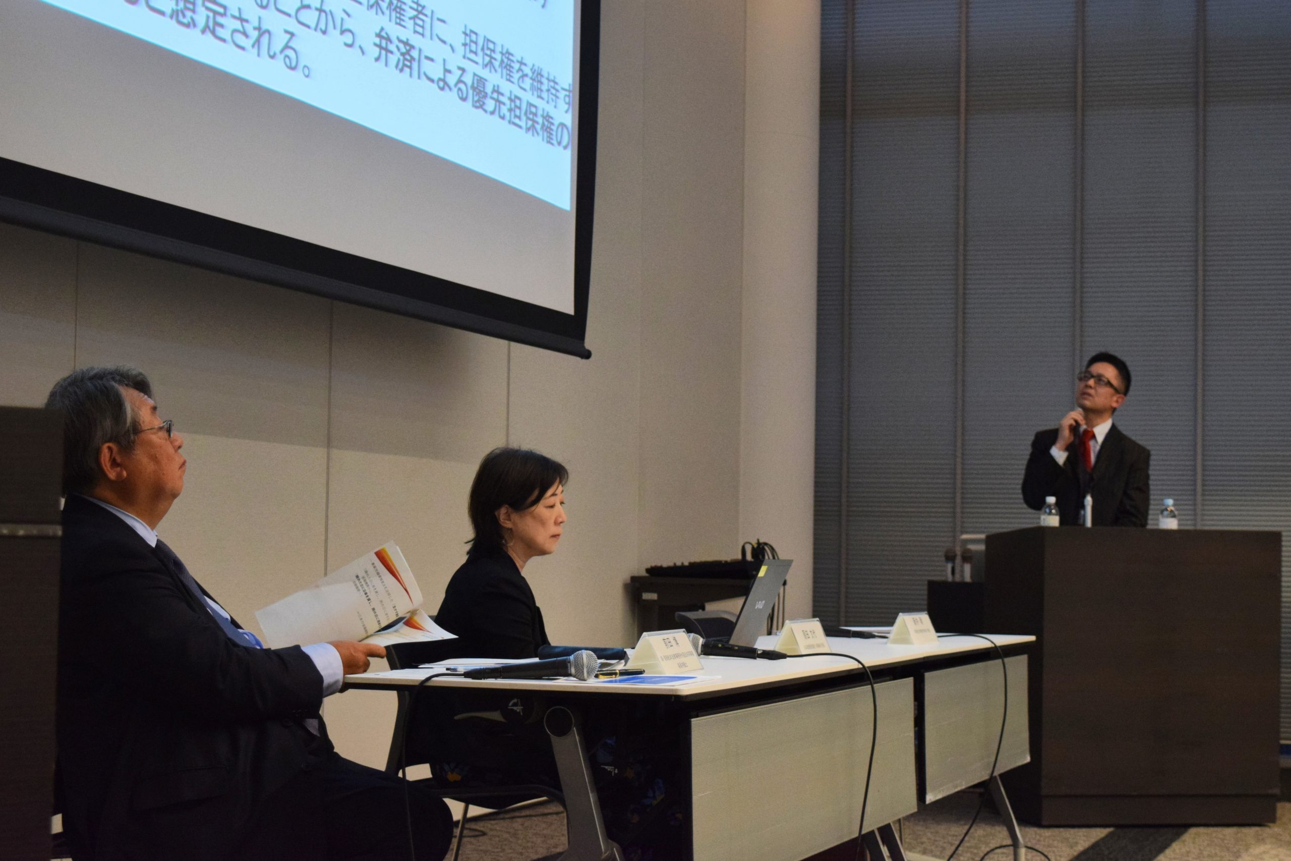DSC_0027
The first panel (from left to right: Moderator Hiroshi Maeda, Ms. Fumiyo Harada, Prof. Tsuyoshi Arai) / パネル1。左から前田博氏、原田文代氏、新井剛教授。