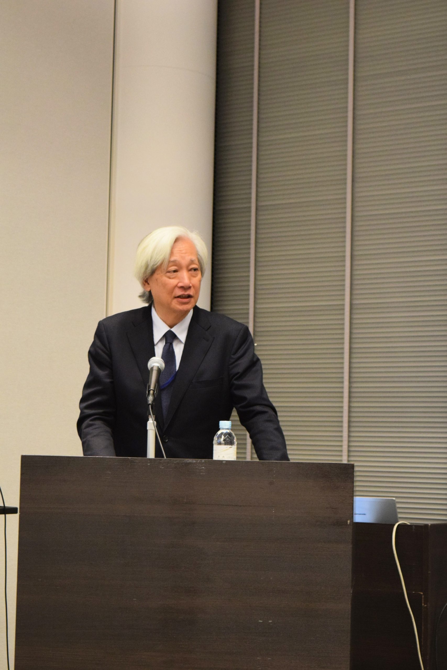 DSC_0074 Professor Kiichi Fujiwara kindly provided closing remarks. / 閉会の挨拶は、藤原帰一教授にご担当いただきました。