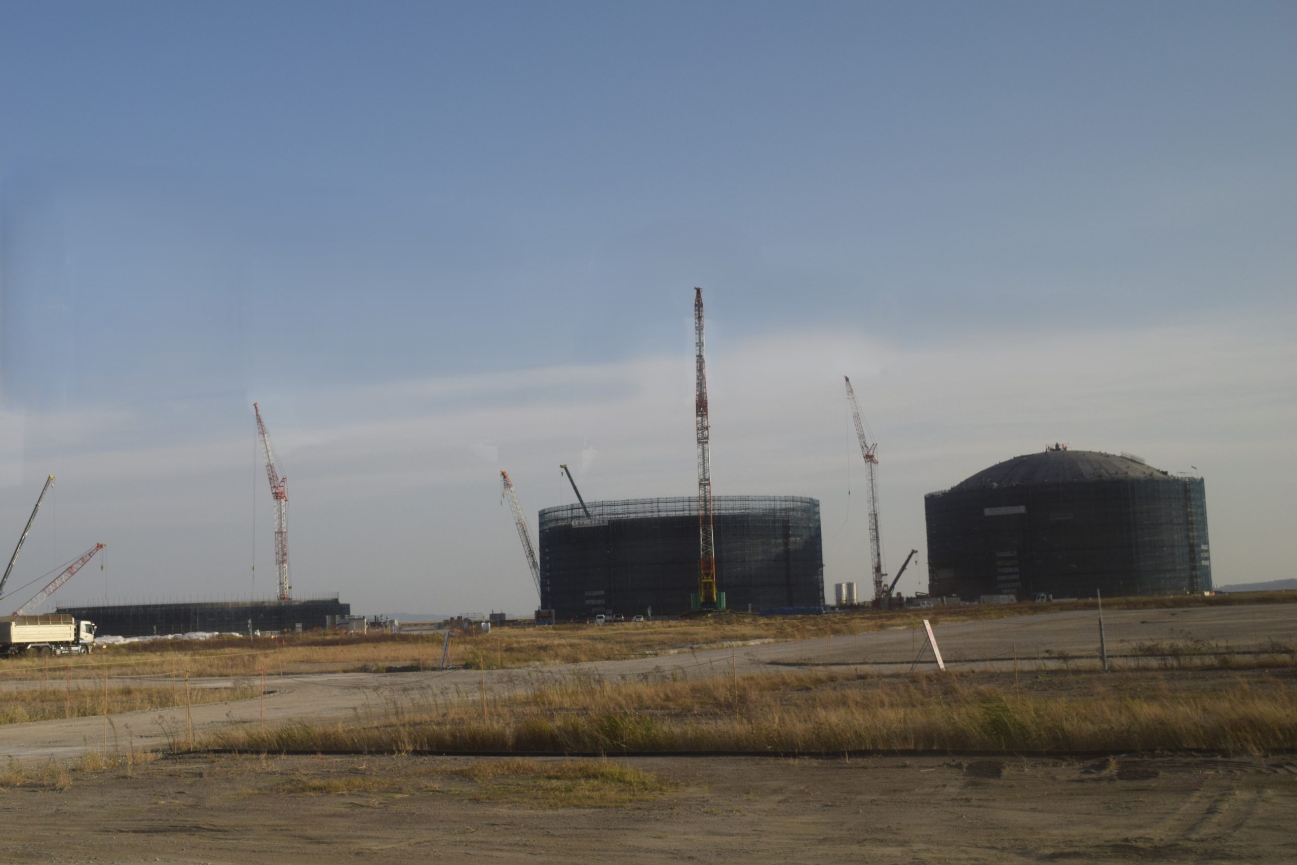 Four large-capacity ammonia storage tanks have been built at Hekinan to accommodate the enormous quantities required – up to 4 million metric tons concurrently. / 最大400万トンを同時に受け入れるため、大容量アンモニア貯蔵タンクが4基設置されています。