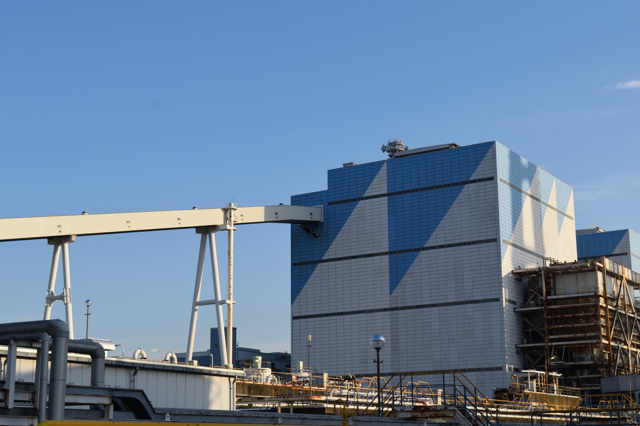 Energy needs of Aichi are currently met mostly by burning coal. For co-firing, an ammonia pipeline has been installed alongside the coal conveyor belt. / 現在、愛知県の電力需要は主に石炭燃焼で賄われています。混焼のため、石炭コンベアの隣にアンモニア配管が設置されています。