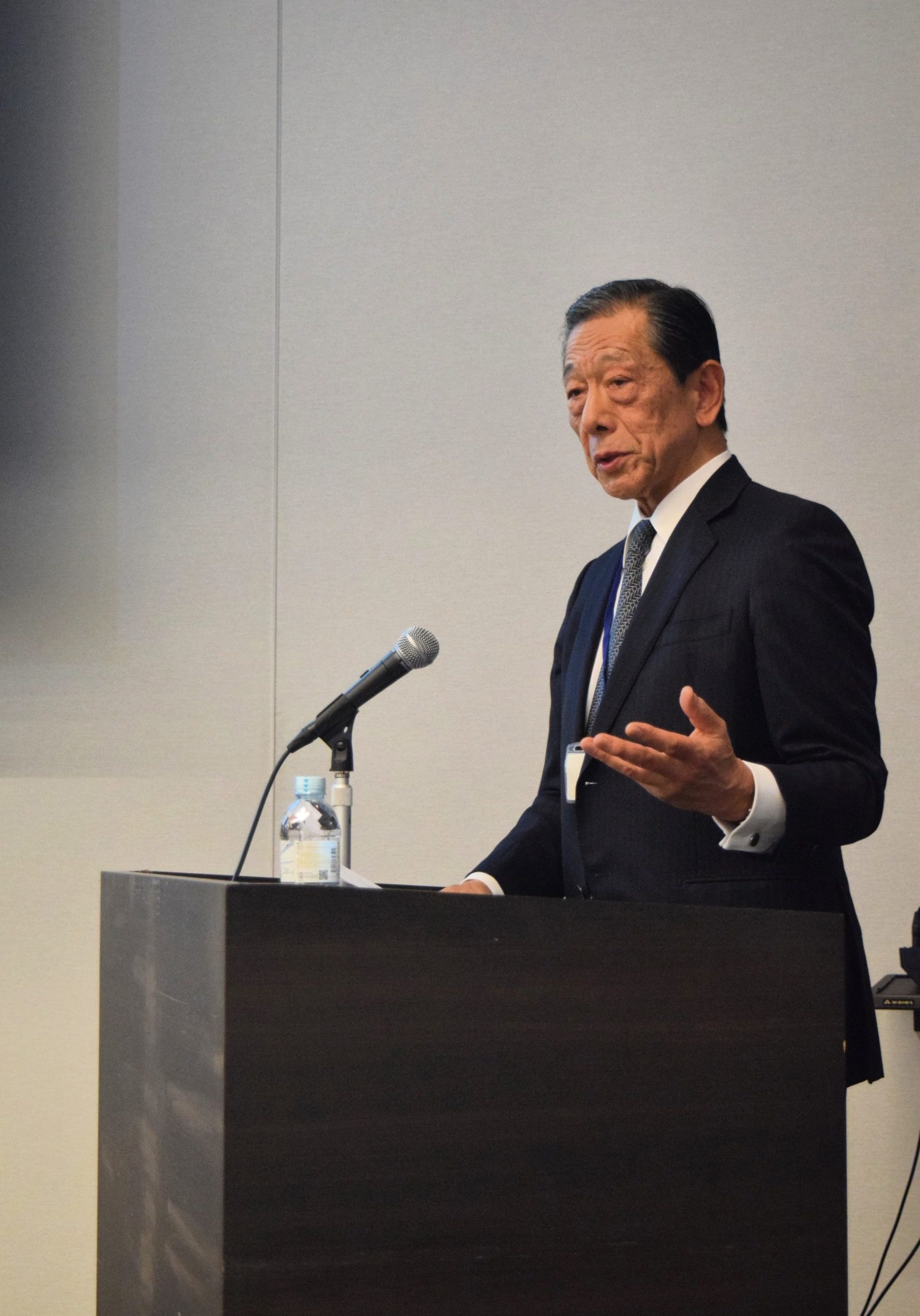 DSC_0020 Shuzo Sumi is Chairman of the Board of Tokio Marine Holdings Inc., Chair of the Advisory Committee for Natural Resources and Energy (METI), and Chair of the Wood Change Council (MAFF), Japan. His expertise spans sustainable forestry, regional circular economies, and climate-conscious resource policy. / 隅修三氏(東京海上ホールディングス株式会社・取締役会長、経済産業省・総合資源エネルギー調査会・会長、農林水産省・ウッドチェンジ協議会・会長)。専門分野は、持続可能な林業、地域循環型経済、気候配慮型資源政策。
