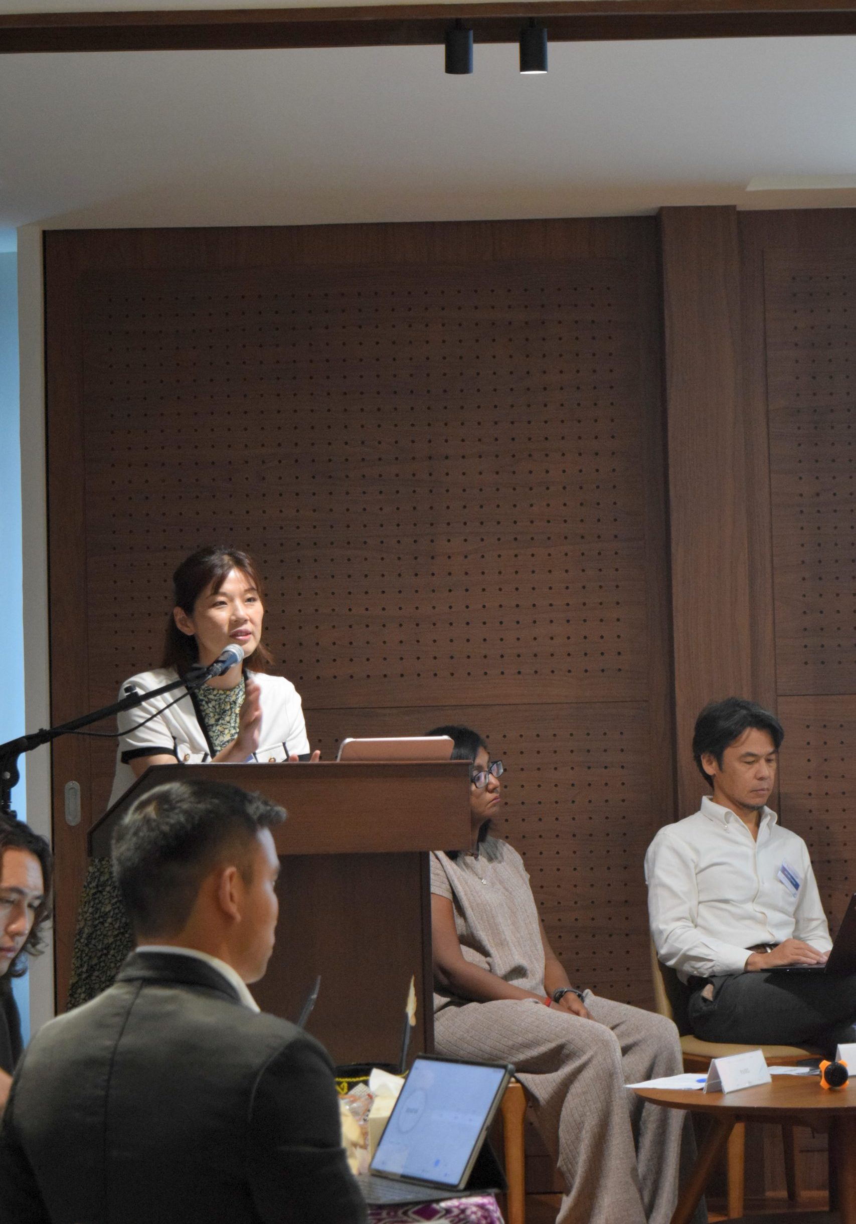 Prof. Fang-Ting Cheng talked about Japan's goals in introducing green energy policies.